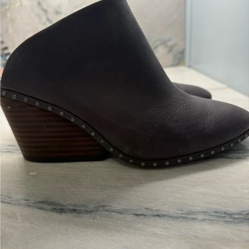 Lucky Brand Dark Gray graphite Leather Ankle Booties nail stud trim sz 7 slip on